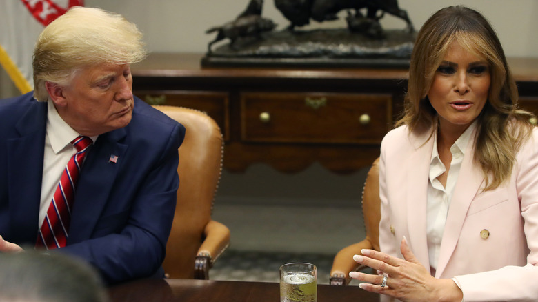 Donald et Melania Trump assis à table