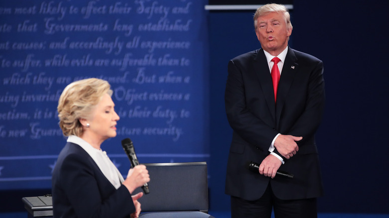Hillary Clinton s'exprime, Donald Trump pince les lèvres