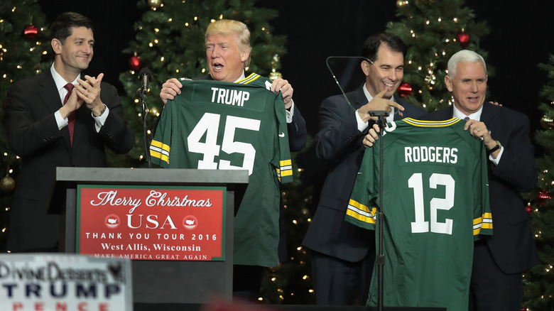 Donald Trump tenant le maillot des Packers