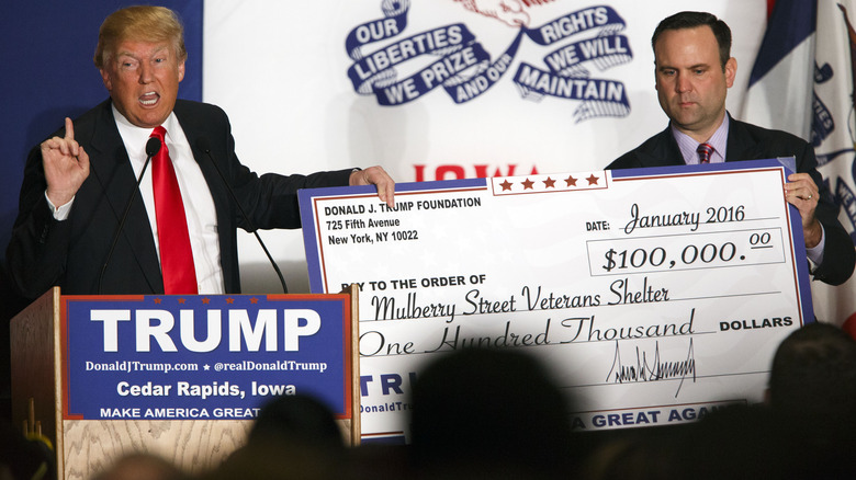 Donald Trump posant avec un chèque géant