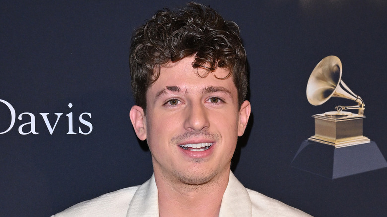 Charlie Puth souriant