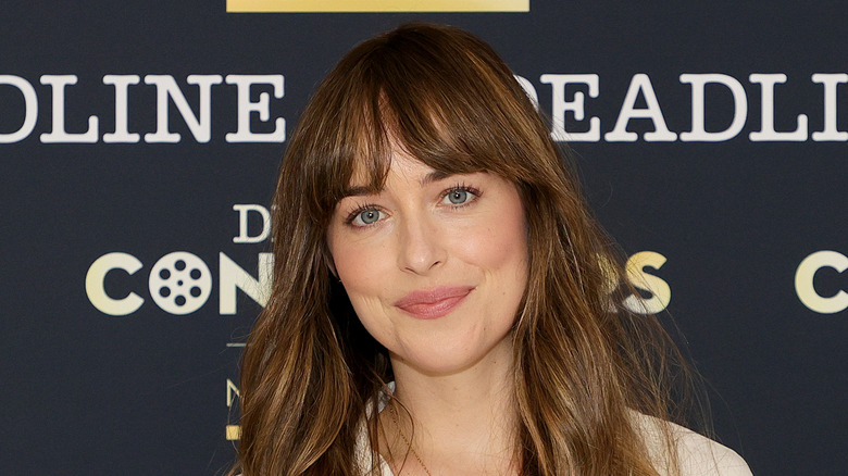 Dakota Johnson souriant