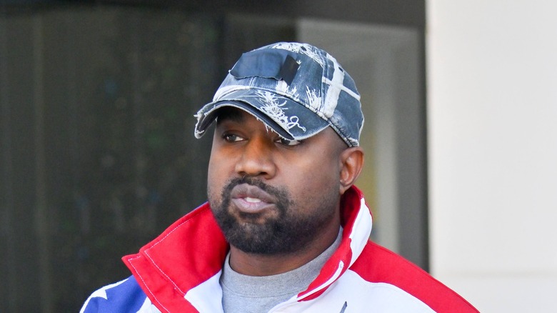 Kanye West veste rouge blanc et bleu