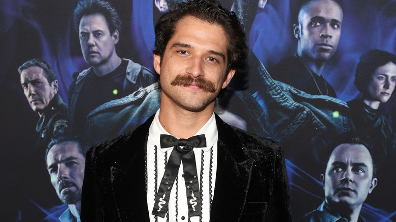 Tyler Posey avec une moustache