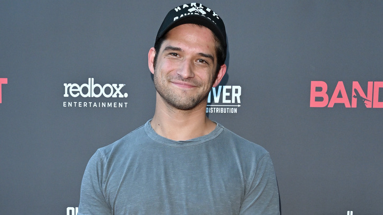 Tyler Posey porte une casquette de baseball