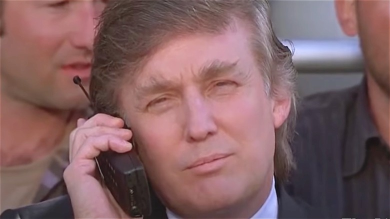 Donald Trump parle au téléphone portable