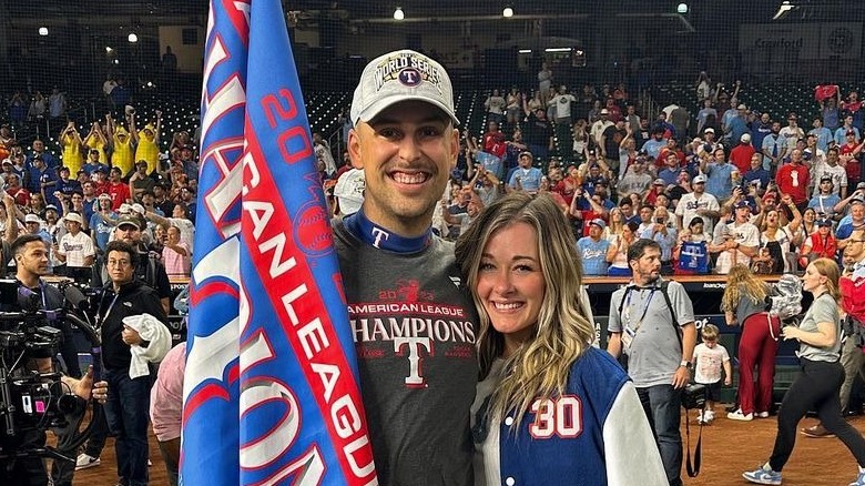 Brenna Karwich et Nathaniel Lowe tout sourire lors d'un match