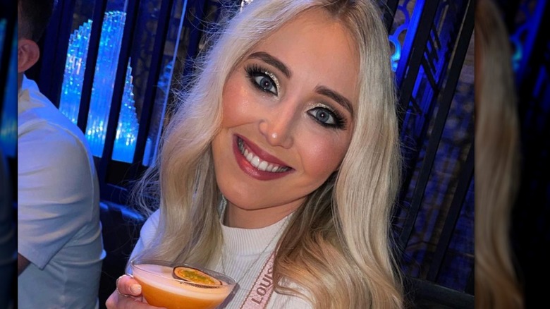 Megan Ramsay souriant avec un cocktail