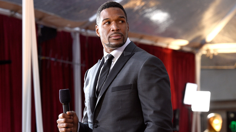 Michael Strahan, micro pour le tapis rouge 