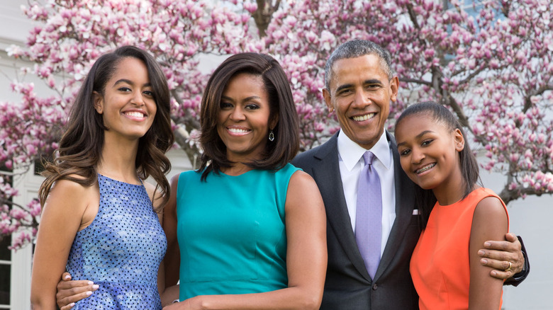 La famille Obama posant 