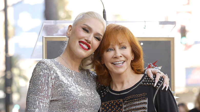 Gwen Stefani et Reba McEntire s'embrassent