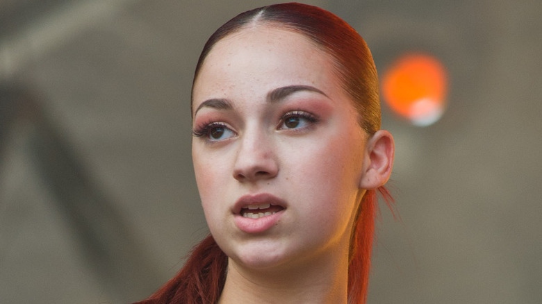 Danielle Bregoli regardant hors champ