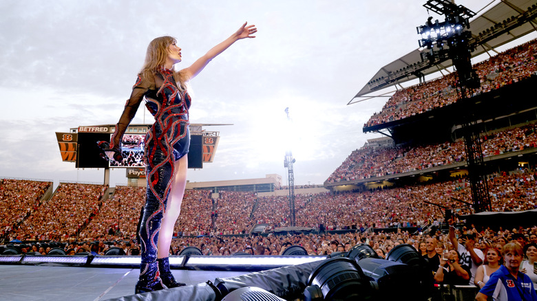 Taylor Swift avec le bras tendu