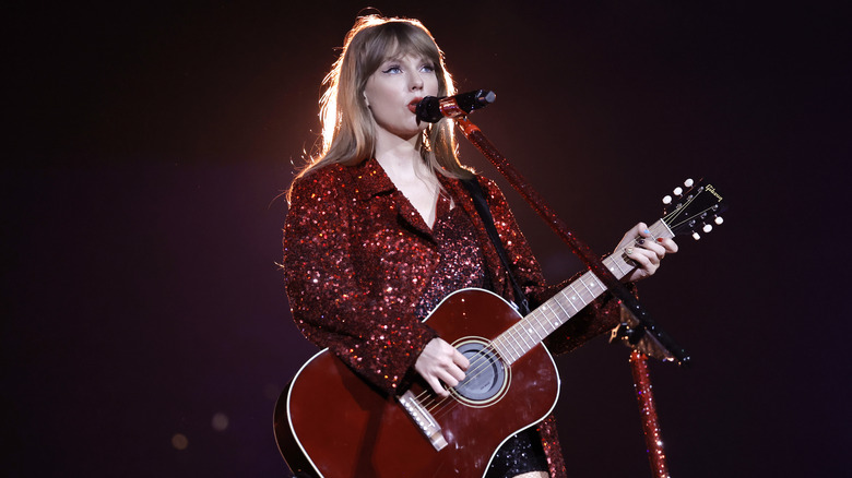 Taylor Swift avec une guitare rouge