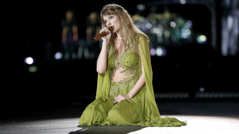 Taylor Swift dans une robe verte