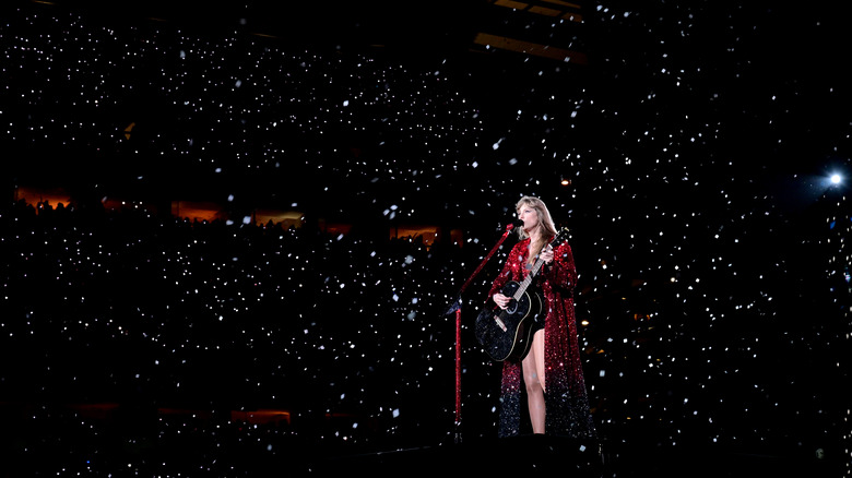 Taylor Swift entourée de lumières