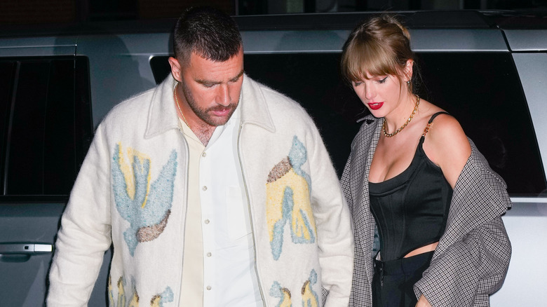 Travis Kelce et Taylor Swift marchant