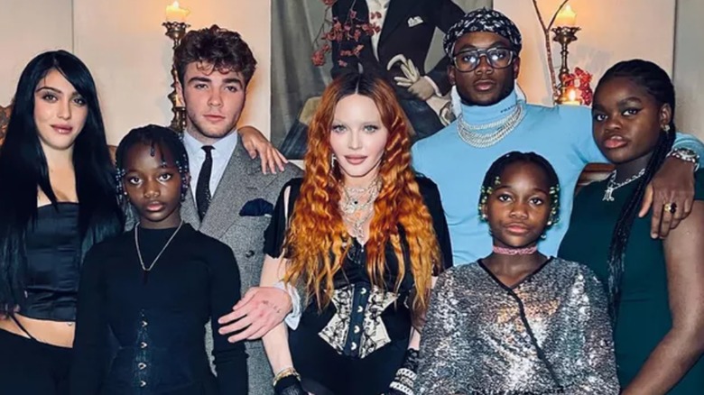 Madonna posant avec six enfants