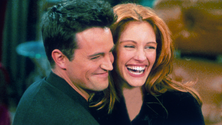 Matthew Perry et Julia Roberts s'embrassent