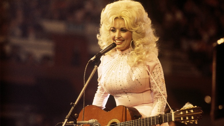 Dolly Parton effectuant 