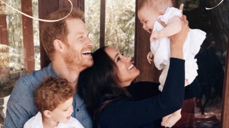 Meghan Merkle, le prince Harry avec des enfants