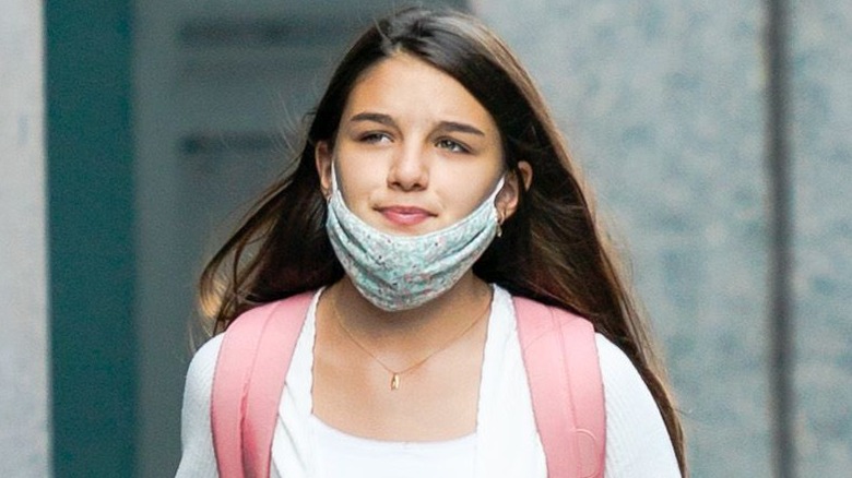 Suri Cruise porte un masque et un haut blanc