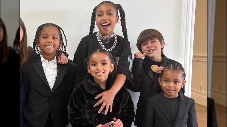 North, Saint, Chicago et Psalm West souriants