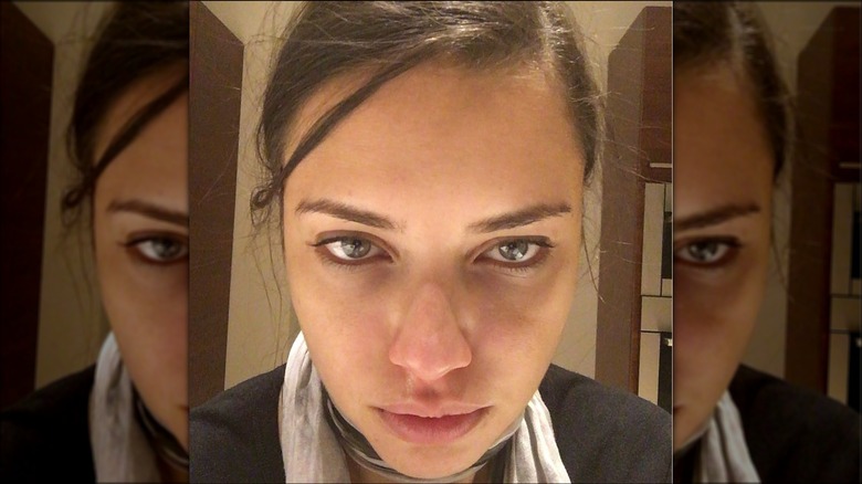 Gros plan du visage d'Adriana Lima