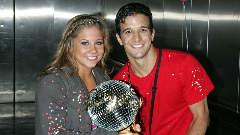 Shawn Johnson et Mark Ballas posant avec le Trophée Mirrorball