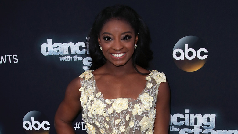 Simone Biles souriante