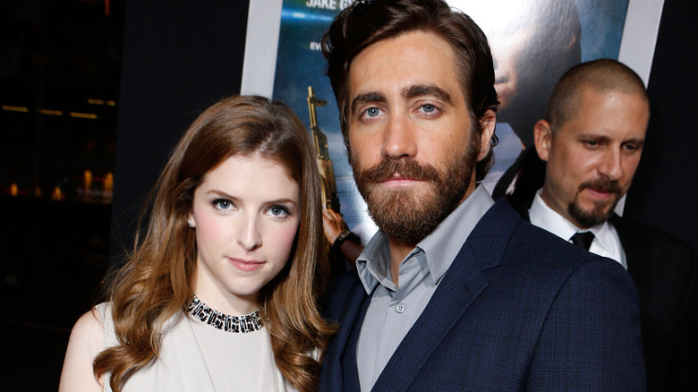 Anna Kendrick et Jake Gyllenhaal posant