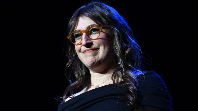 Mayim Bialik souriant