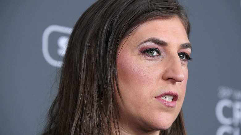 Mayim Bialik grimaçant