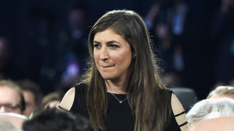 Mayim Bialik jetant un coup d'œil