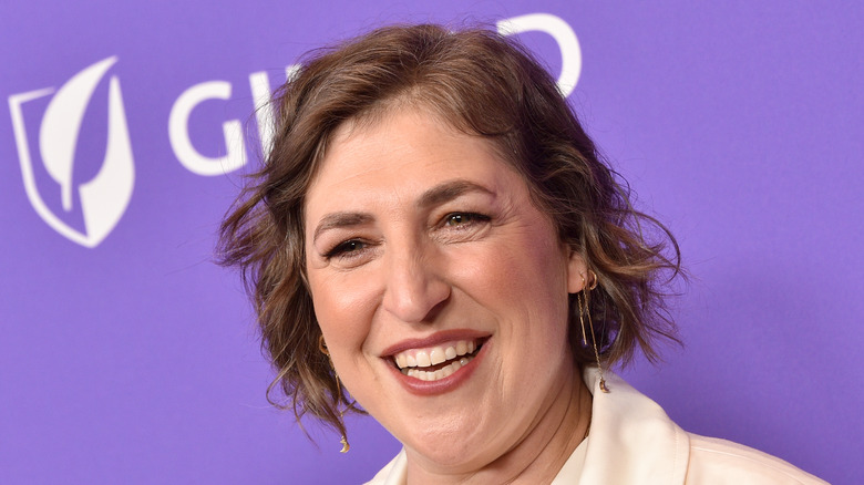 Mayim Bialik en train de rire