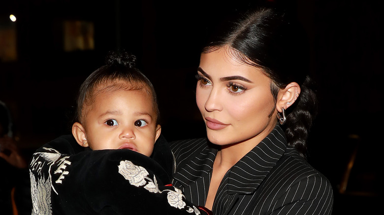 Kylie Jenner et sa fille, Stormi, marchant