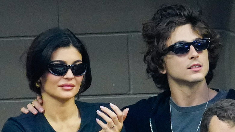 Kylie Jenner et Timothée Chalamet avec des lunettes de soleil