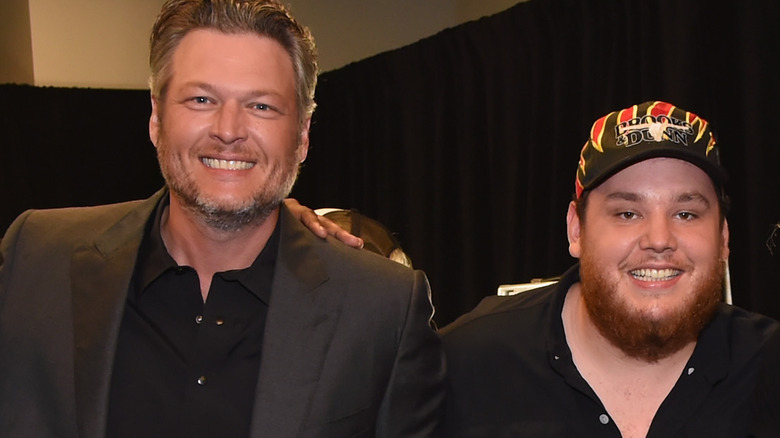 Blake Shelton et Luke Combs souriants