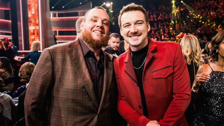 Luke Combs et Morgan Wallen posant