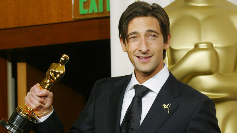 Adrien Brody brandissant son Oscar