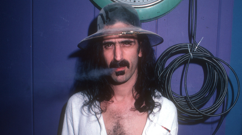 Frank Zappa souffle de la fumée