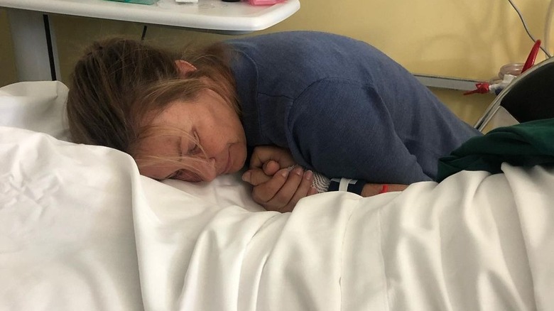 Naomie Olindo sur le lit d'hôpital de Joel Olindo