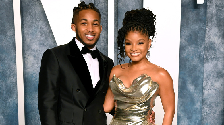 Halle Bailey posant avec DDG