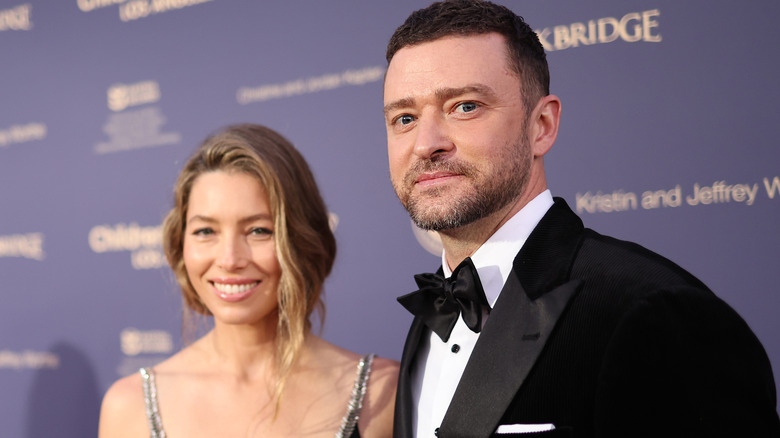 Jessica Biel et Justin Timberlake posant