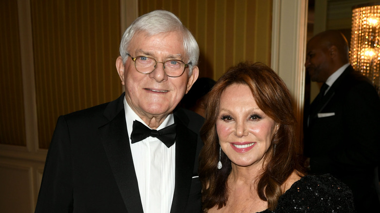 Phil Donahue ; Marlo Thomas souriant