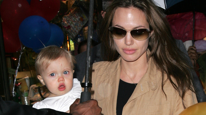 Angelina Jolie portant Shiloh Jolie-Pitt