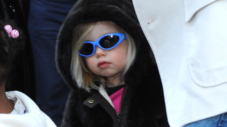 Shiloh Jolie-Pitt porte des lunettes de soleil