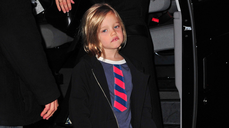 Shiloh Jolie-Pitt porte un t-shirt noué