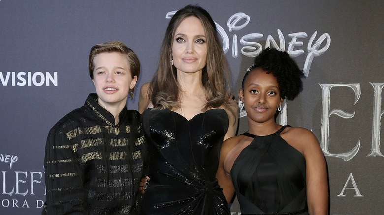 Shiloh Jolie-Pitt, Angelina Jolie, Zahara Jolie-Pitt posant