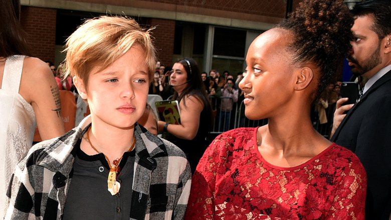 Shiloh Jolie-Pitt fronçant les sourcils, Zahara Jolie-Pitt de profil